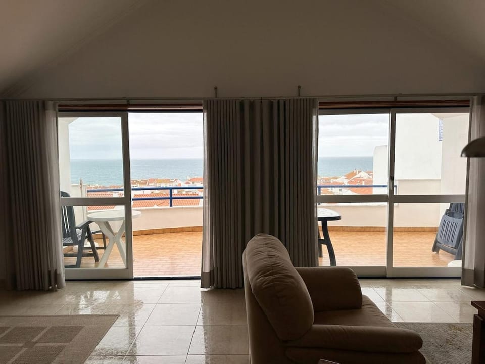 Sea view apartment - 400 meters from the beach Apartment in Ericeira