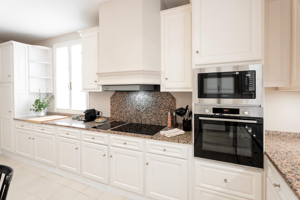 Coffee/tea facilities, microwave, oven, stove, toaster, kitchen