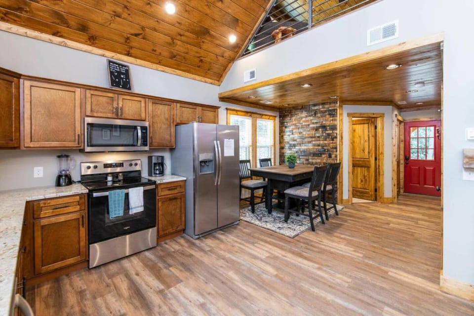 Angels View - Hot Tub, WiFi, Fire Pit, Hiking, 4 mins to Natural Bridge House in Kentucky