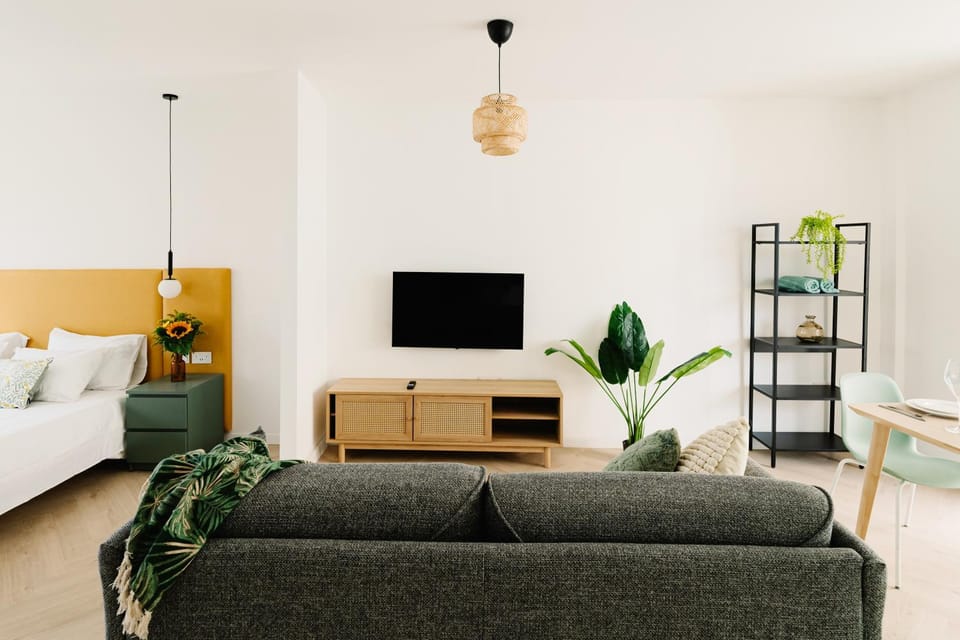 Bed, TV and multimedia, Living room, Dining area