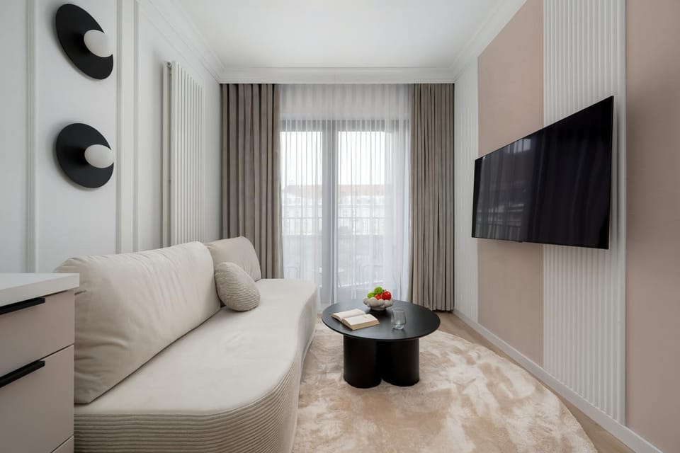 TV and multimedia, Living room, Seating area, Evening entertainment