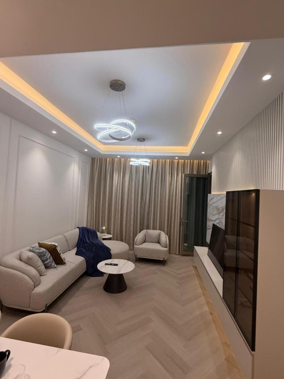 Bed, TV and multimedia, Living room, Photo of the whole room, Seating area, Bedroom