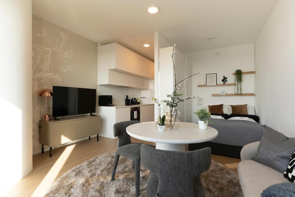 TV and multimedia, Kitchen or kitchenette, Living room, Seating area, Dining area