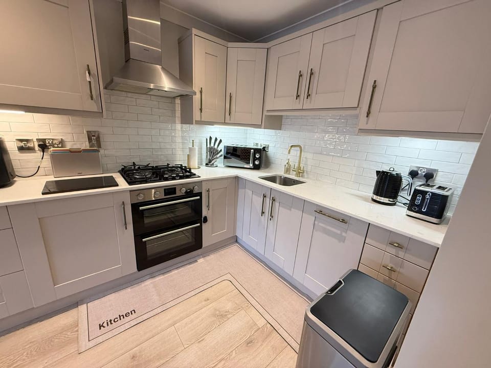 Coffee/tea facilities, Kitchen or kitchenette, dishwasher, oven, stove, toaster