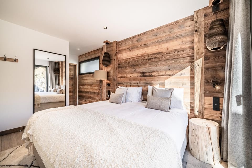 Photo of the whole room, Bedroom, wardrobe