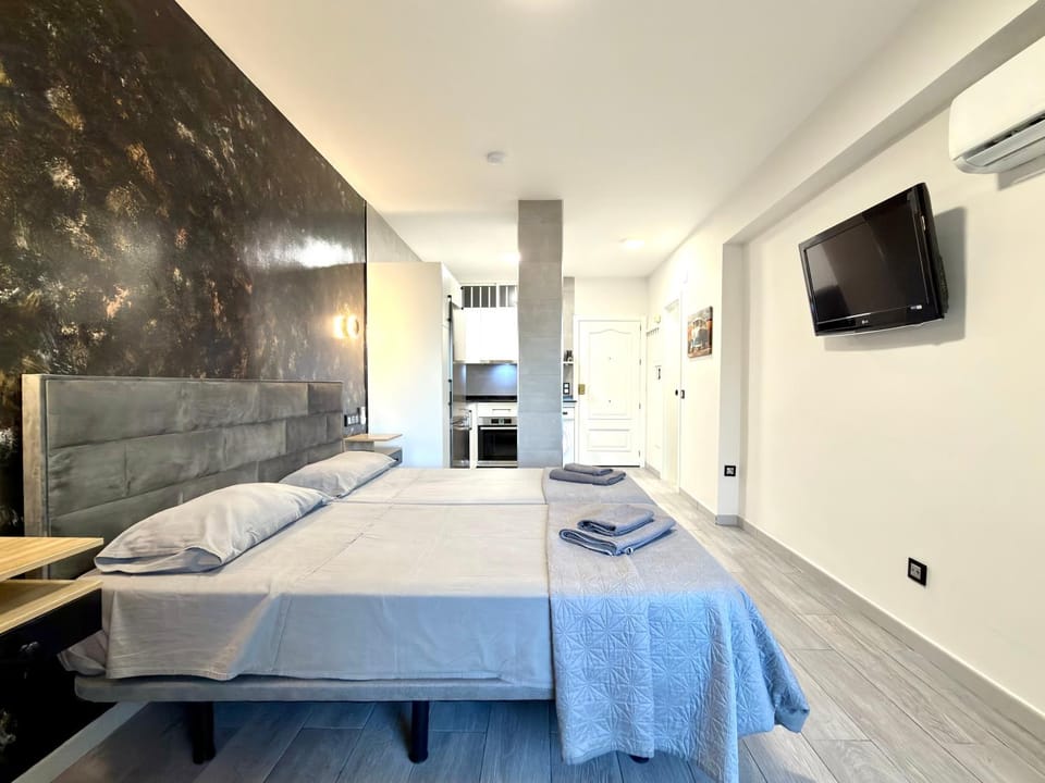 Bed, TV and multimedia, Photo of the whole room, Bedroom