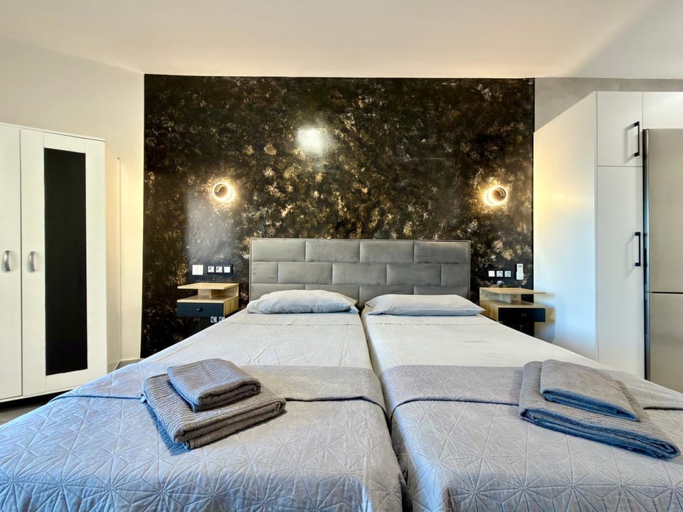 Bed, Bedroom, towels