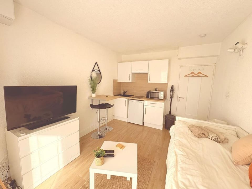 TV and multimedia, Kitchen or kitchenette, Living room, Seating area, Dining area, stove