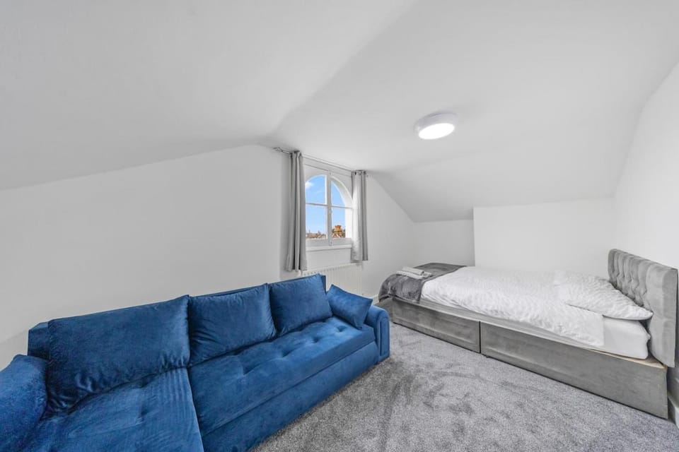 HOP Homes-Spacious 4BR Home with Private Parking and WiFi Apartment in Gravesend