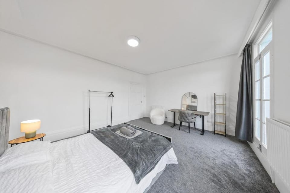 HOP Homes-Spacious 4BR Home with Private Parking and WiFi Apartment in Gravesend