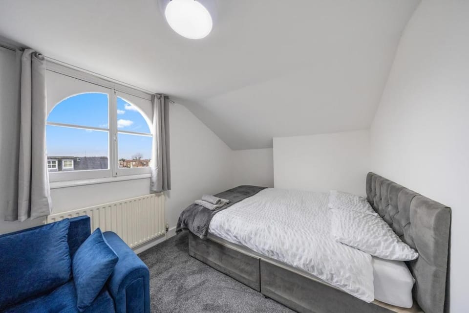 HOP Homes-Spacious 4BR Home with Private Parking and WiFi Apartment in Gravesend