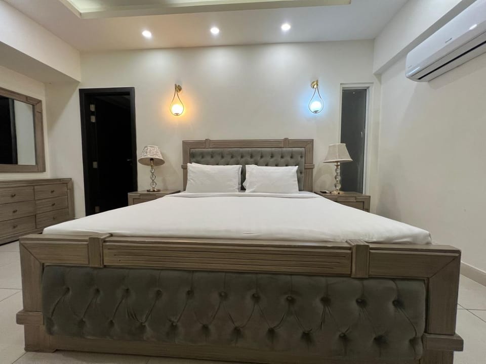 Bed, Photo of the whole room, Bedroom, air conditioner