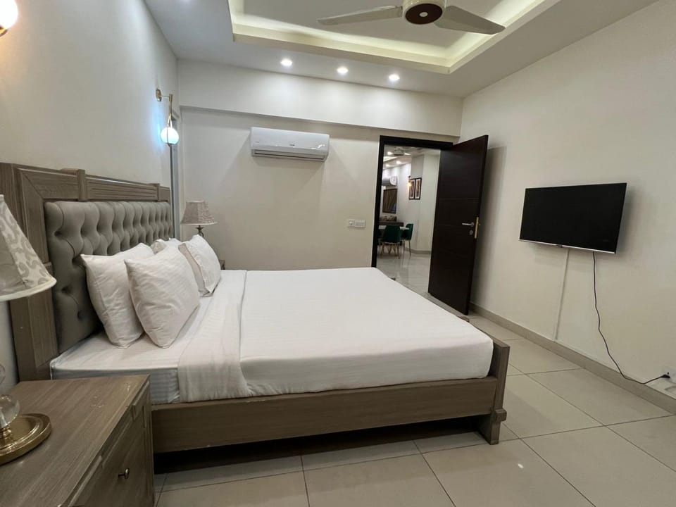Bed, TV and multimedia, Photo of the whole room, Bedroom