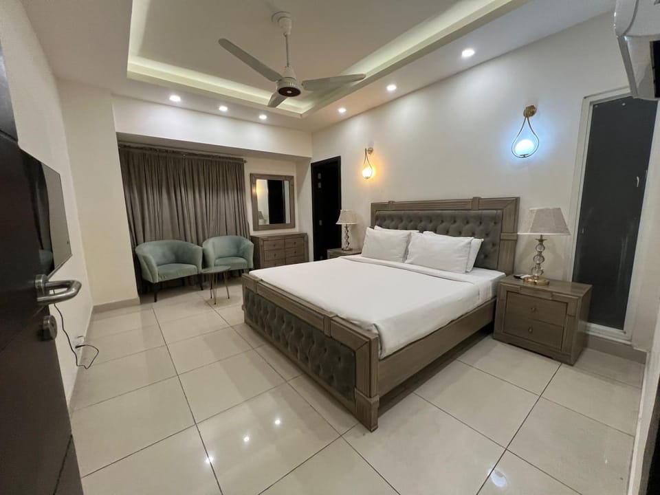 Bed, TV and multimedia, Living room, Photo of the whole room, Seating area, Bedroom, air conditioner
