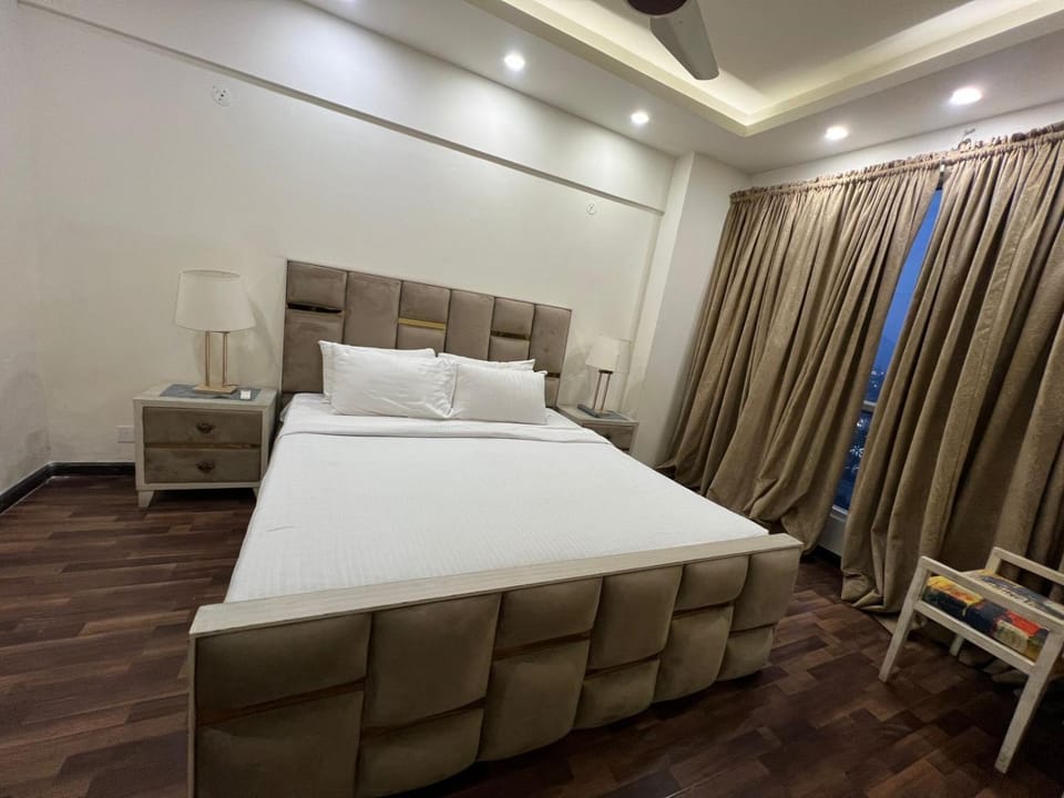 Bed, Photo of the whole room, Seating area, Bedroom