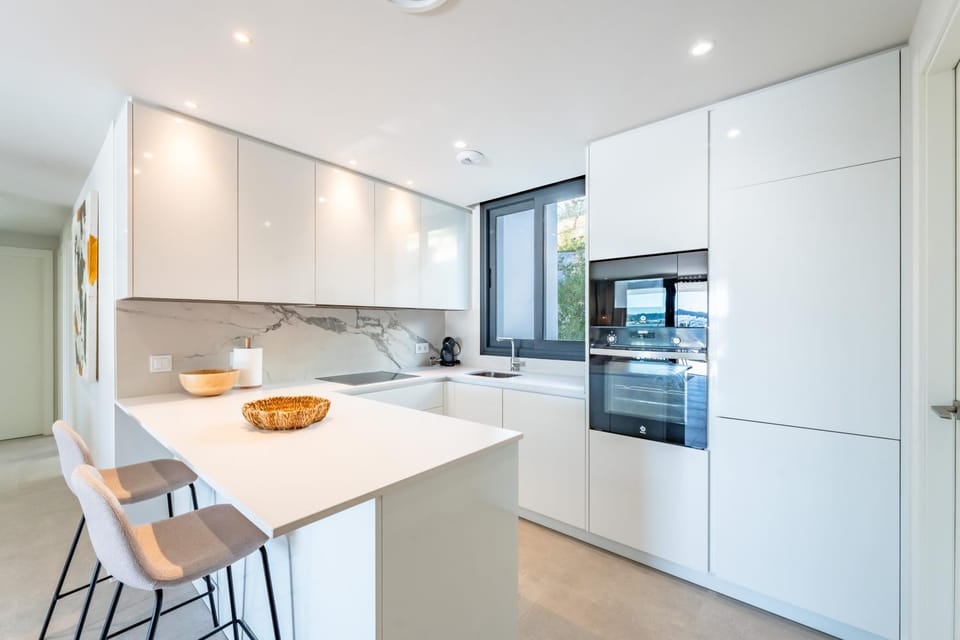 Coffee/tea facilities, Kitchen or kitchenette, dishwasher, microwave, stove, washing machine