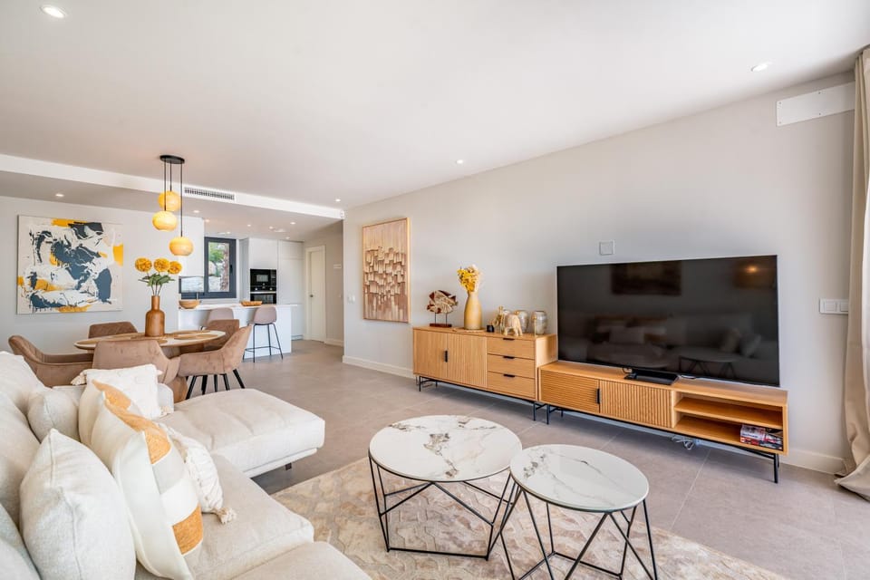 TV and multimedia, Living room, Seating area, Dining area, air conditioner