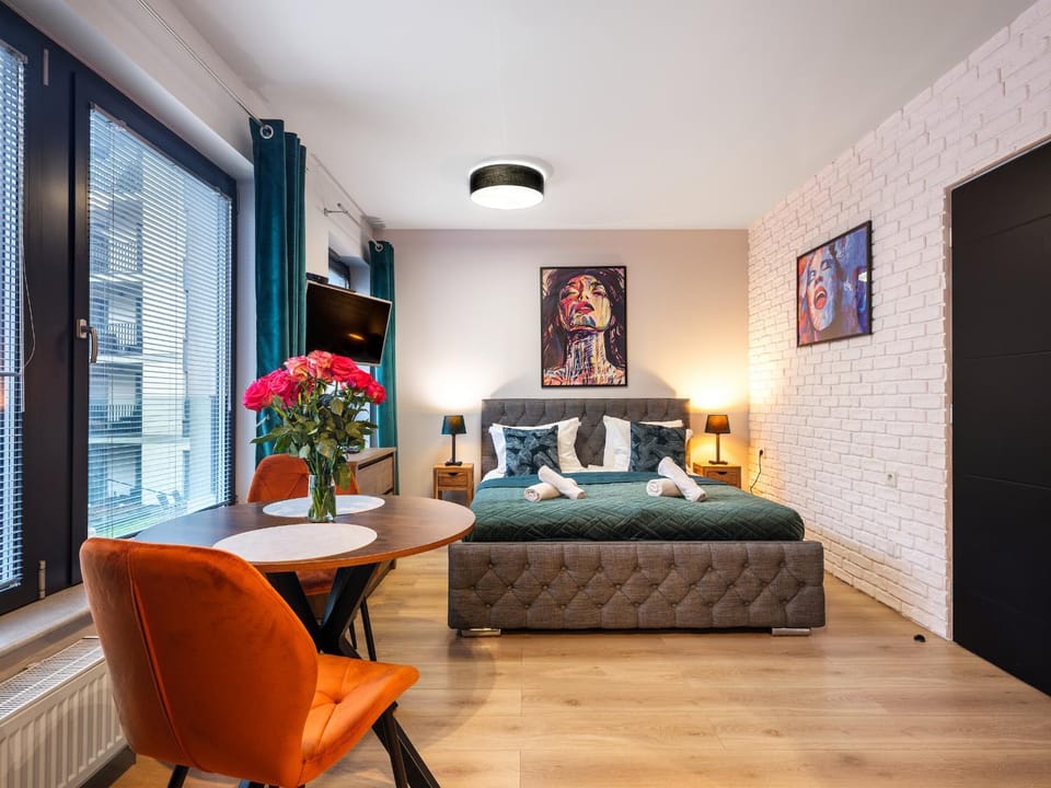 Bed, TV and multimedia, Photo of the whole room, Seating area, Bedroom