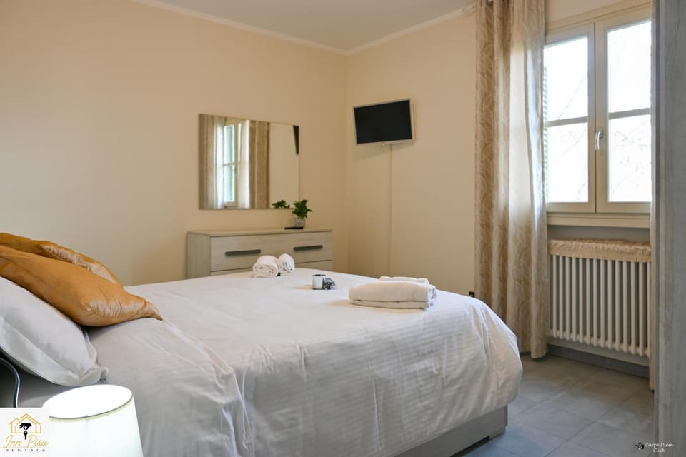 Bed, TV and multimedia, Photo of the whole room, Bedroom, towels