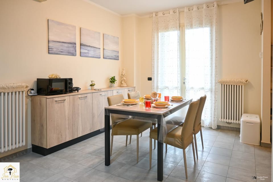 Kitchen or kitchenette, Living room, Food and drinks, Dining area, Food, internet