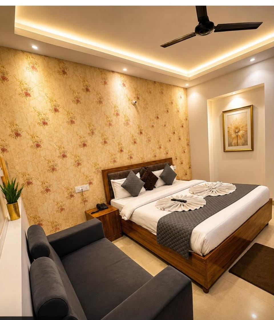 Bed, Living room, Photo of the whole room, Bedroom, towels, air conditioner