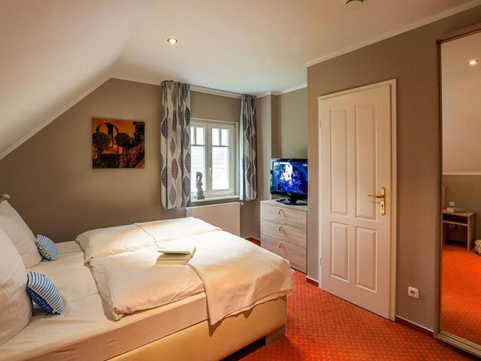 Bed, TV and multimedia, Bedroom