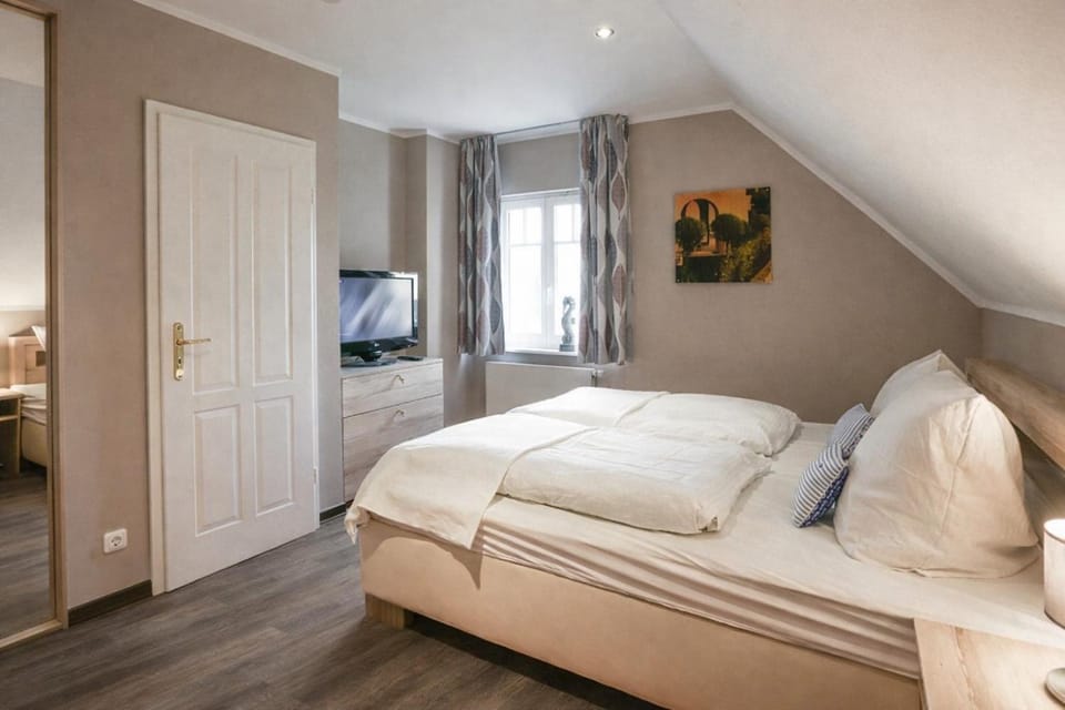 Bed, TV and multimedia, Bedroom