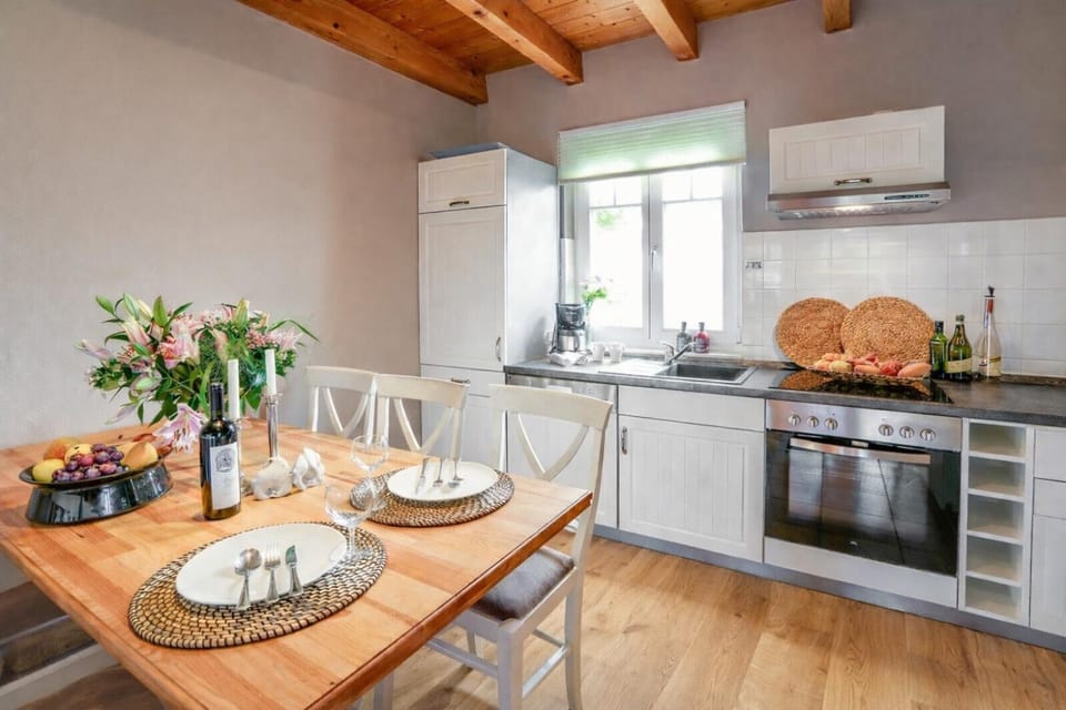 Kitchen or kitchenette, Dining area, stove