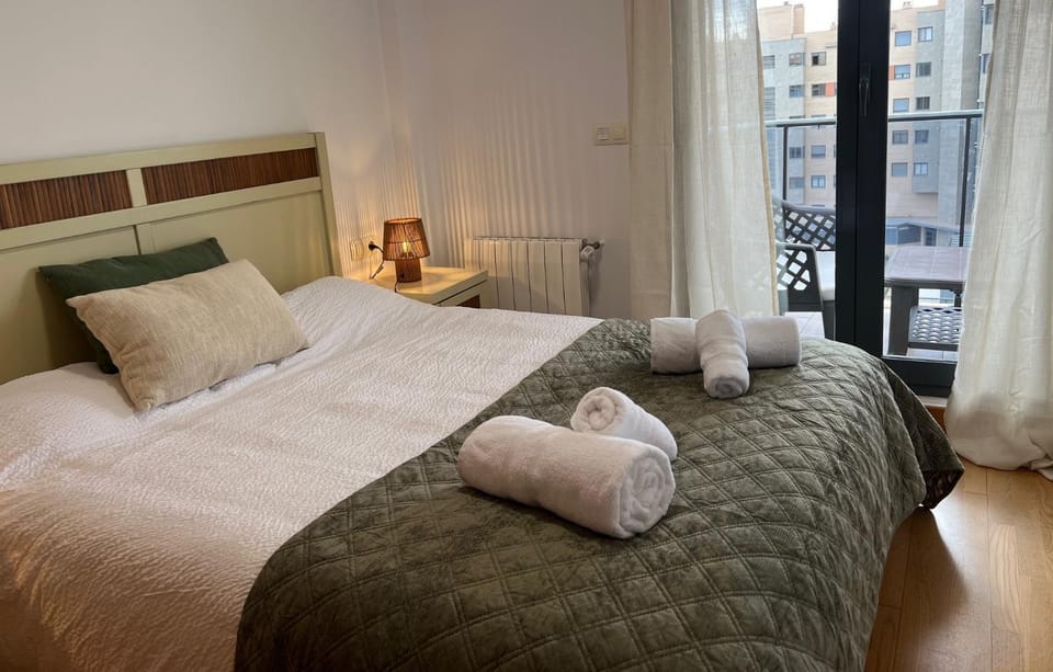 Bed, Bedroom, Garden view