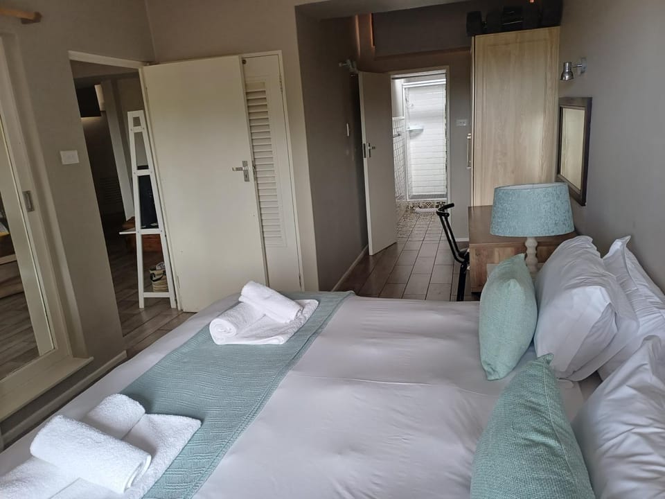 Photo of the whole room, Bedroom, wardrobe