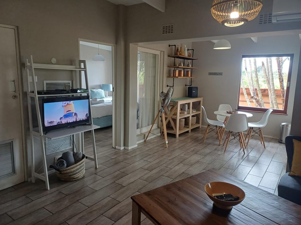 Communal lounge/ TV room, TV and multimedia, Seating area, Dining area