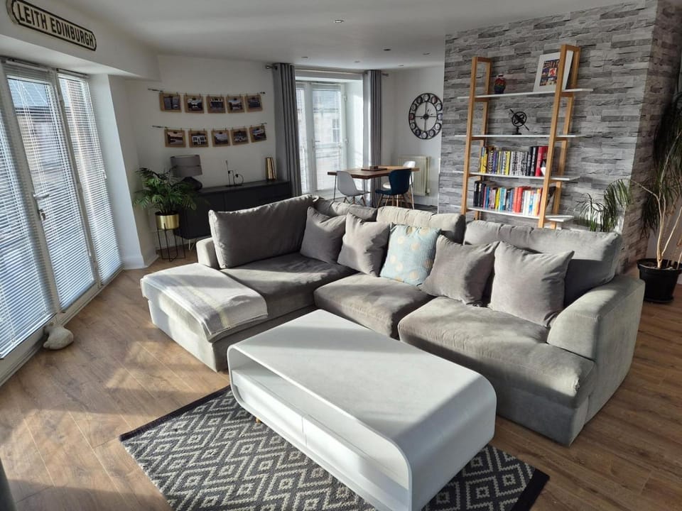 Spacious, sunny Leith apartment Apartment in Edinburgh