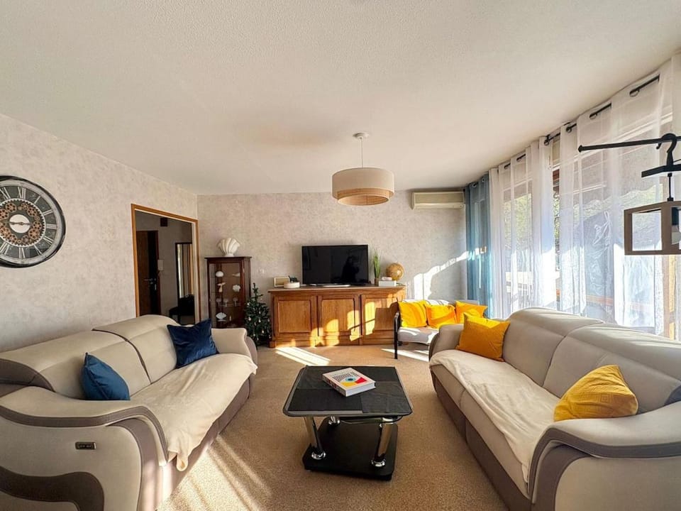 Communal lounge/ TV room, TV and multimedia, Living room, Seating area, Evening entertainment
