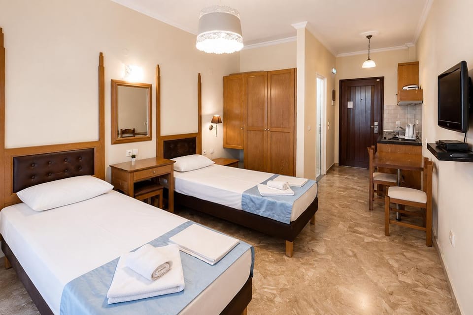 Bed, TV and multimedia, Kitchen or kitchenette, Photo of the whole room, Bedroom, towels, wardrobe