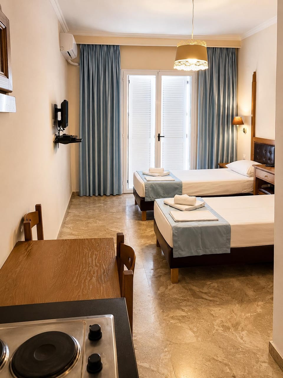 Bed, TV and multimedia, Kitchen or kitchenette, Photo of the whole room, Dining area