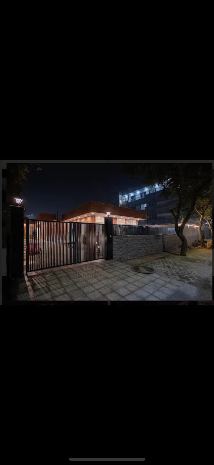 The carmine house-Private 4 BHk luxury retreat in sector 132, Noida Villa in Noida