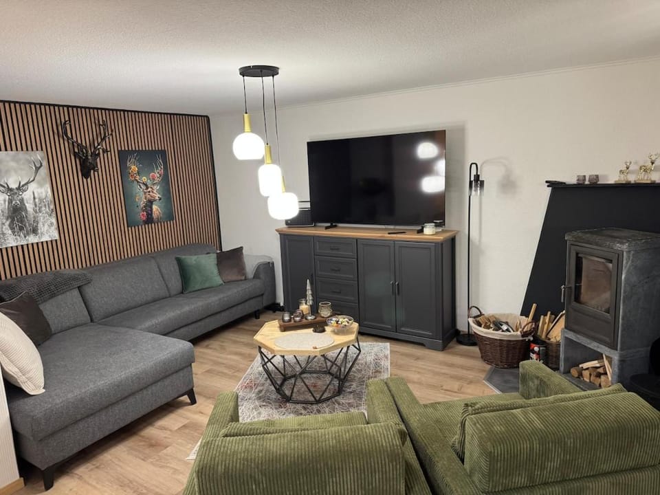 Communal lounge/ TV room, TV and multimedia, Living room, Seating area, Evening entertainment