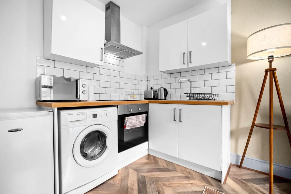 Kitchen or kitchenette, oven, stove, washing machine