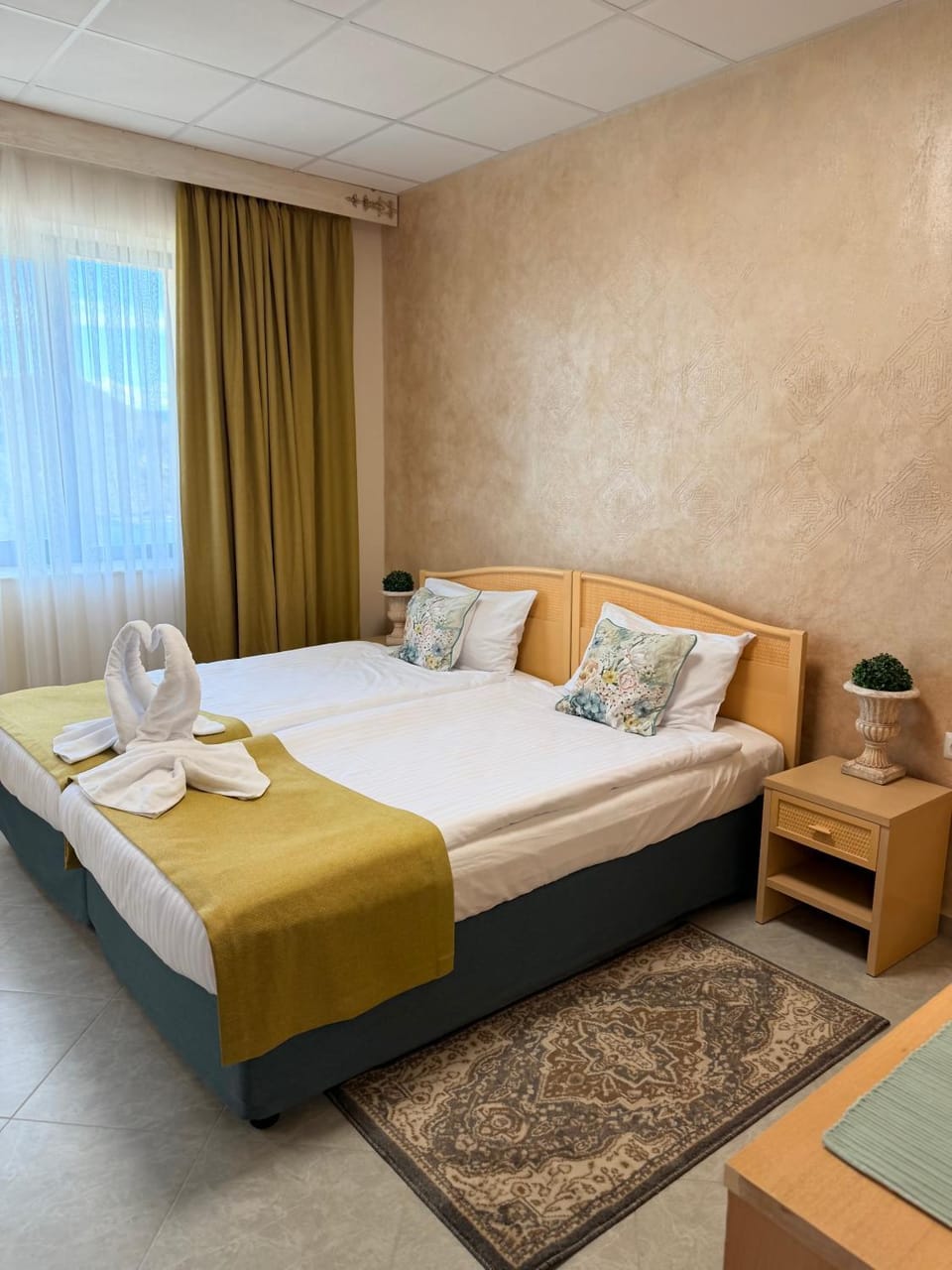 Bed, Bedroom, towels
