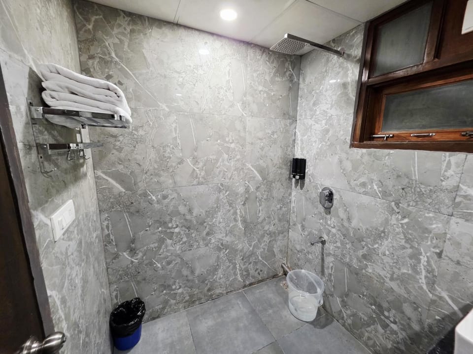 Shower, Bathroom, towels