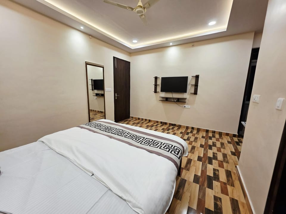 Bed, TV and multimedia, Bedroom