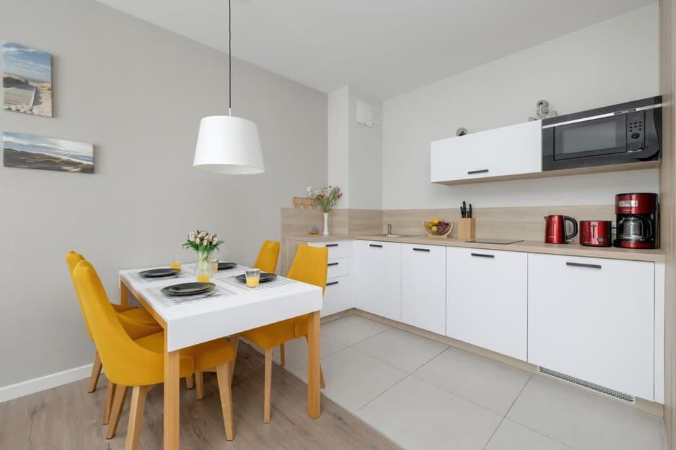 Coffee/tea facilities, Kitchen or kitchenette, stove