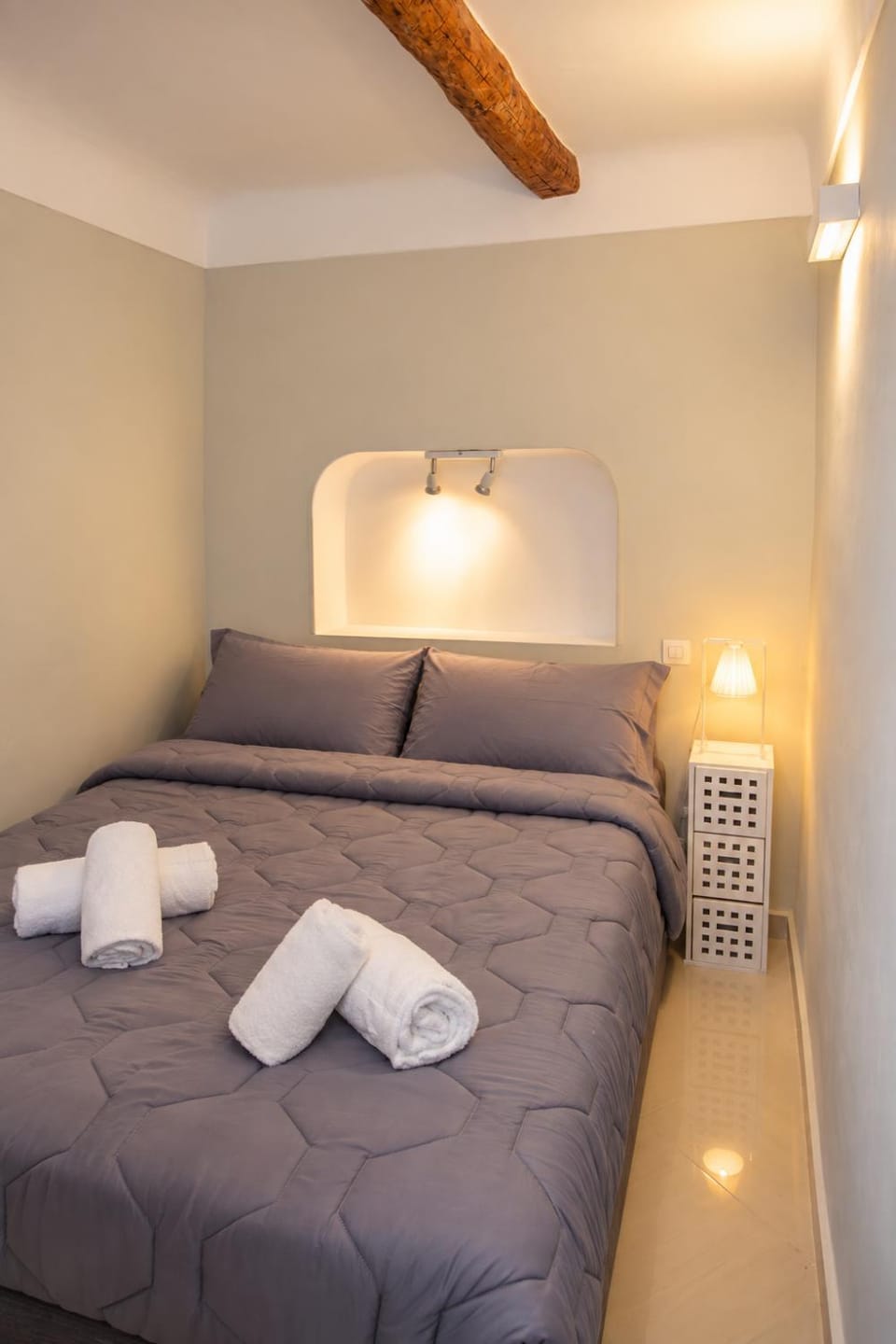 Bed, Photo of the whole room, Bedroom, towels