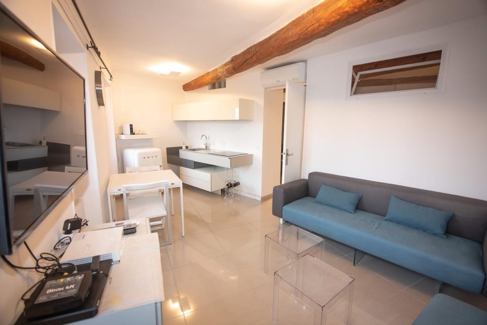 TV and multimedia, Kitchen or kitchenette, Living room, Seating area