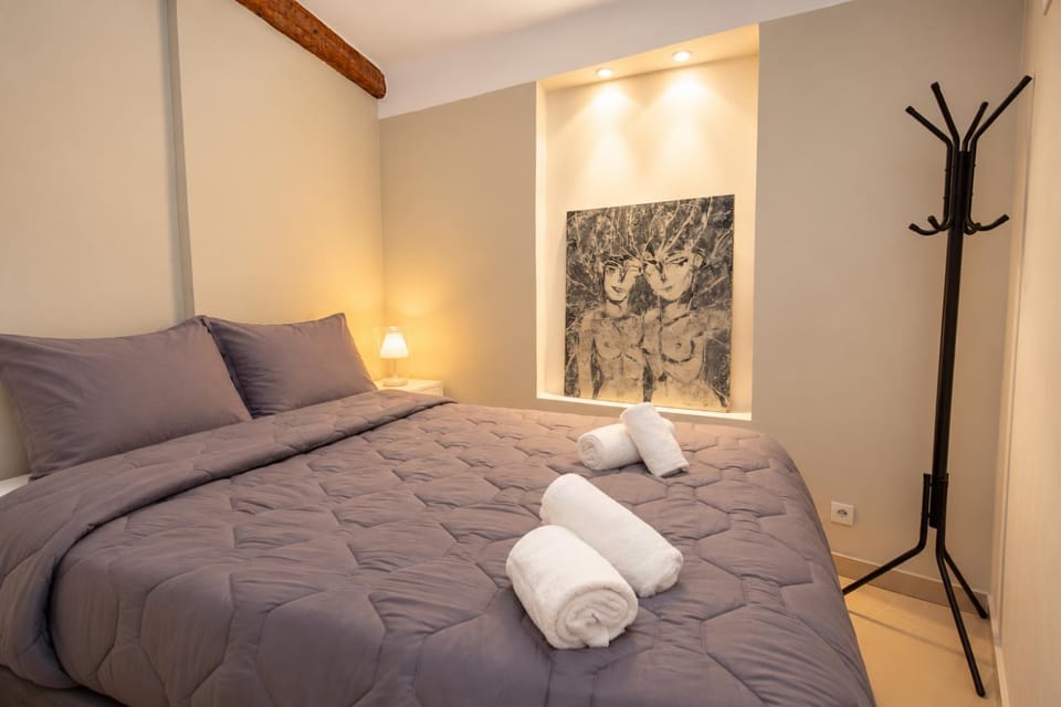 Bed, Photo of the whole room, Bedroom, towels