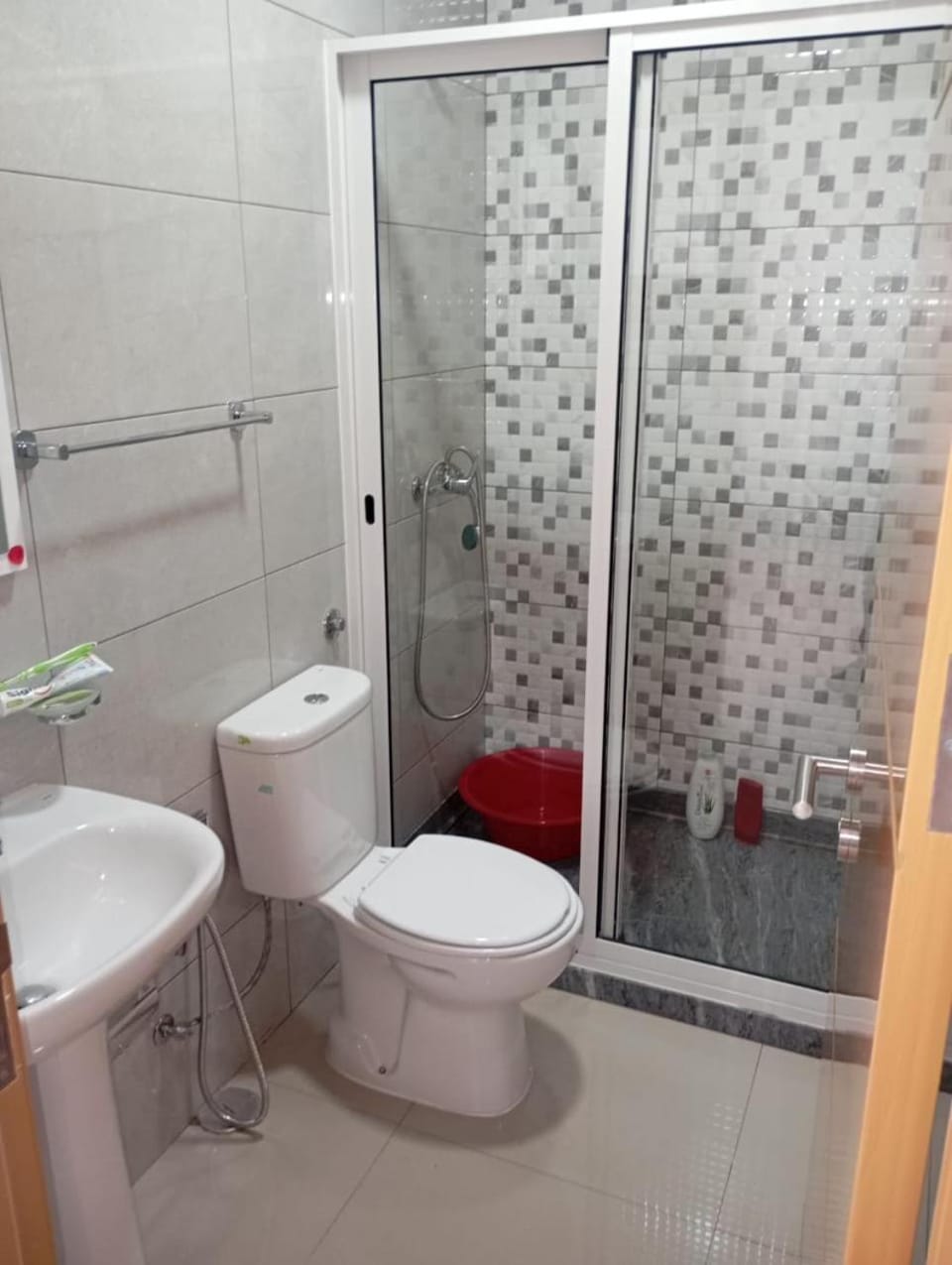 Shower, Toilet, Bathroom, towels