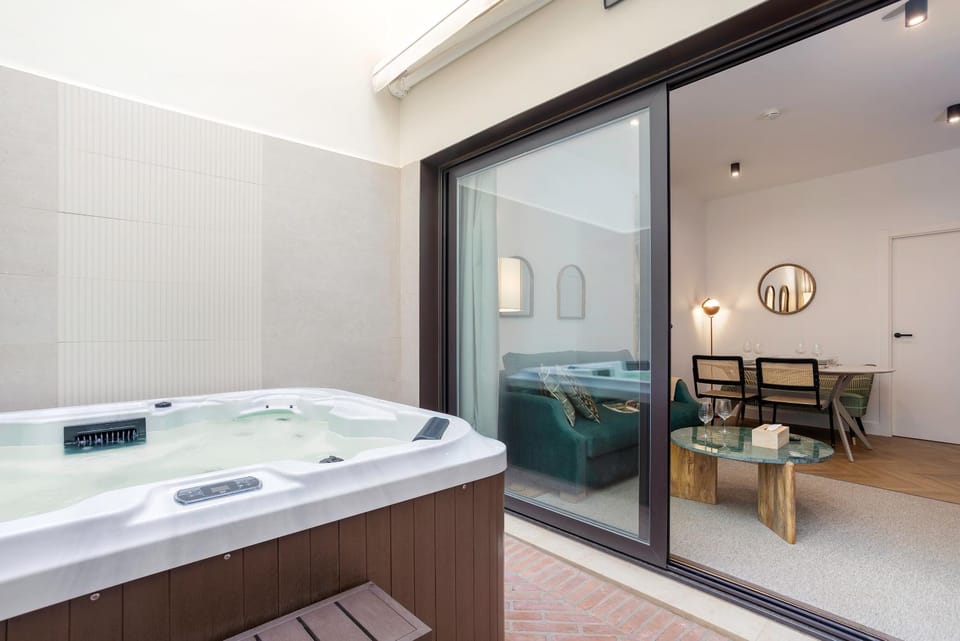 Hot Tub, Living room, Photo of the whole room