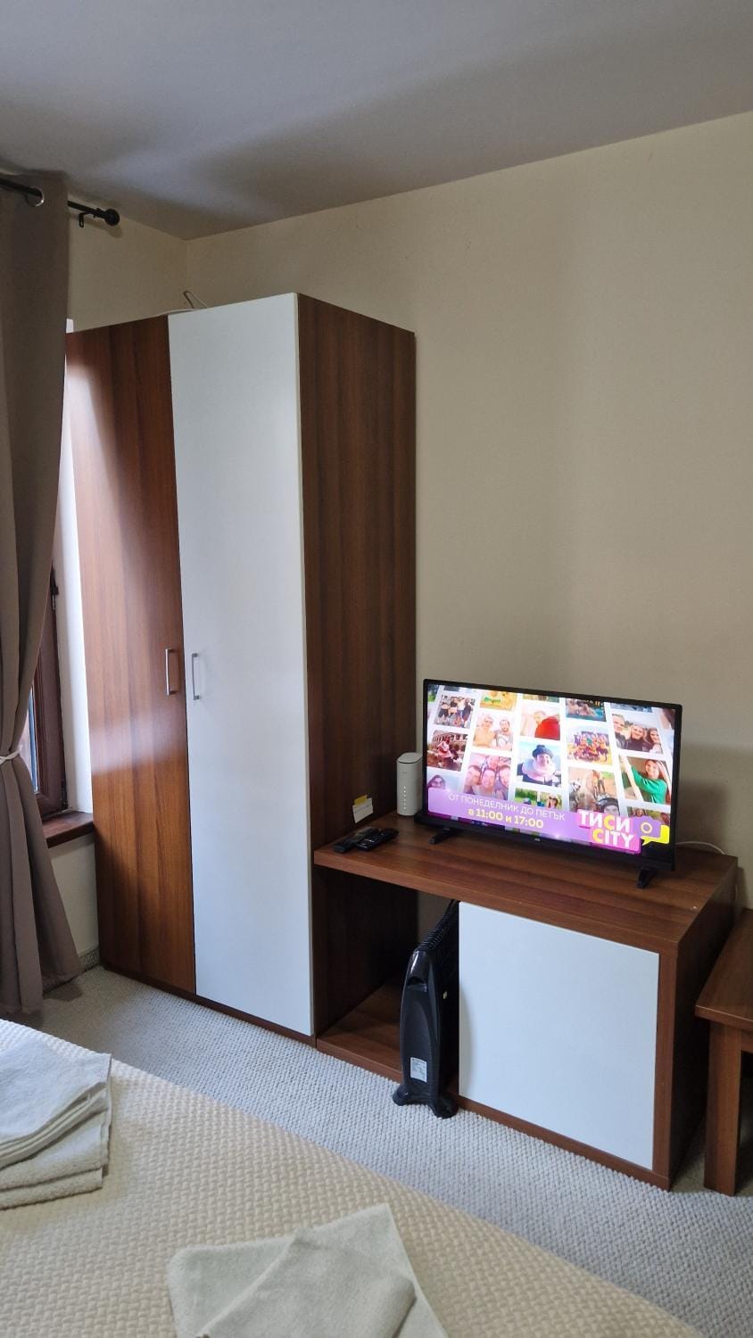 Communal lounge/ TV room, TV and multimedia, wardrobe