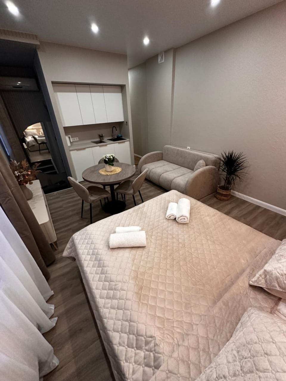 Bed, Photo of the whole room, Seating area, Bedroom, towels, kitchen