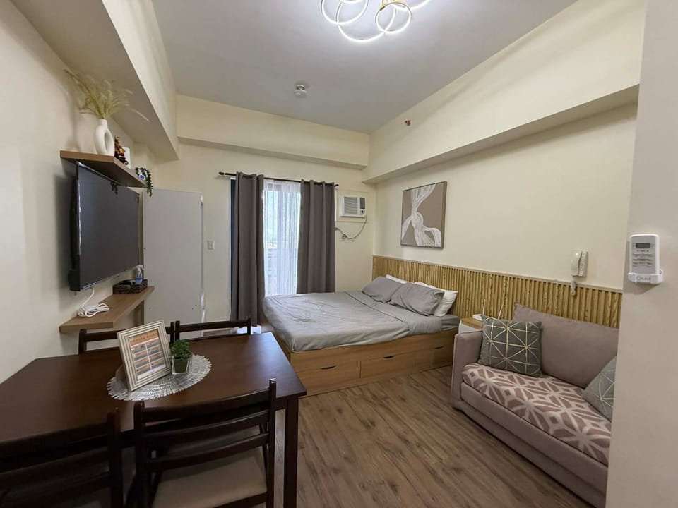 Bed, TV and multimedia, Living room, Photo of the whole room, Seating area, Bedroom